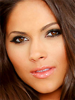 Aspen Rae seduces you in stockings and high heels