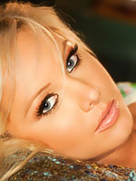 Tiffany Toth shows the curves of her lovely body